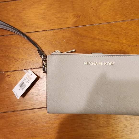 Michael Kors Jet Set Travel Pearl Grey Wristlet - Picture 1 of 4